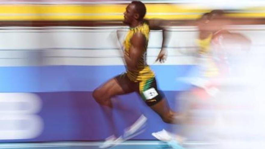 Bolt se clasifica para las semifinales de 200 sin despeinarse