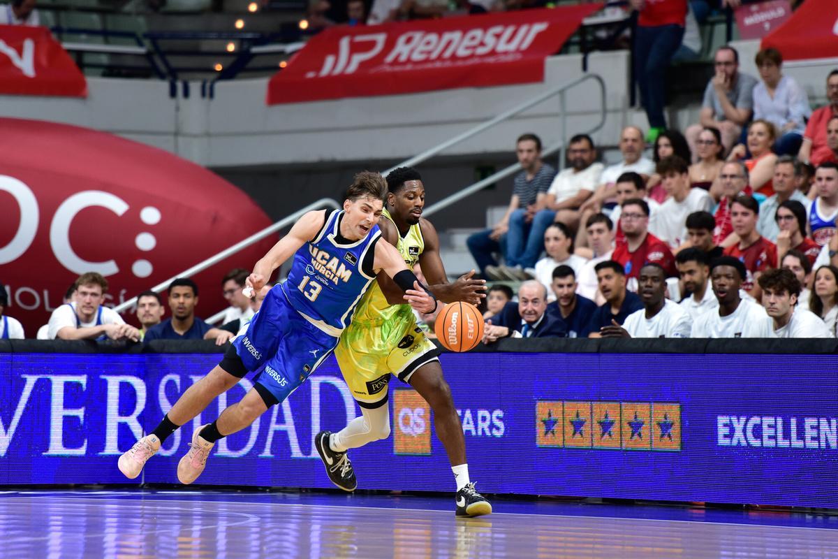 Will Falk, alero del UCAM Murcia, con la camiseta azul que lucirá el UCAM en la BCL.