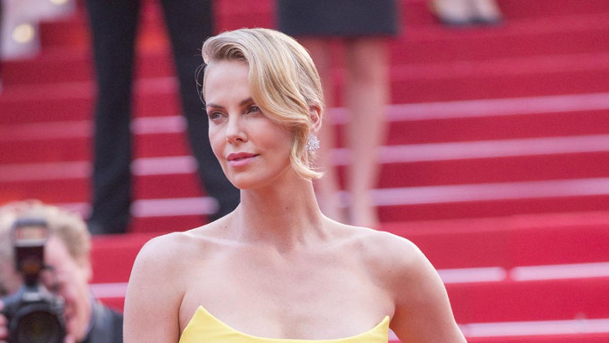 Charlize Theron en la alfombra roja del Festival de Cannes 2015