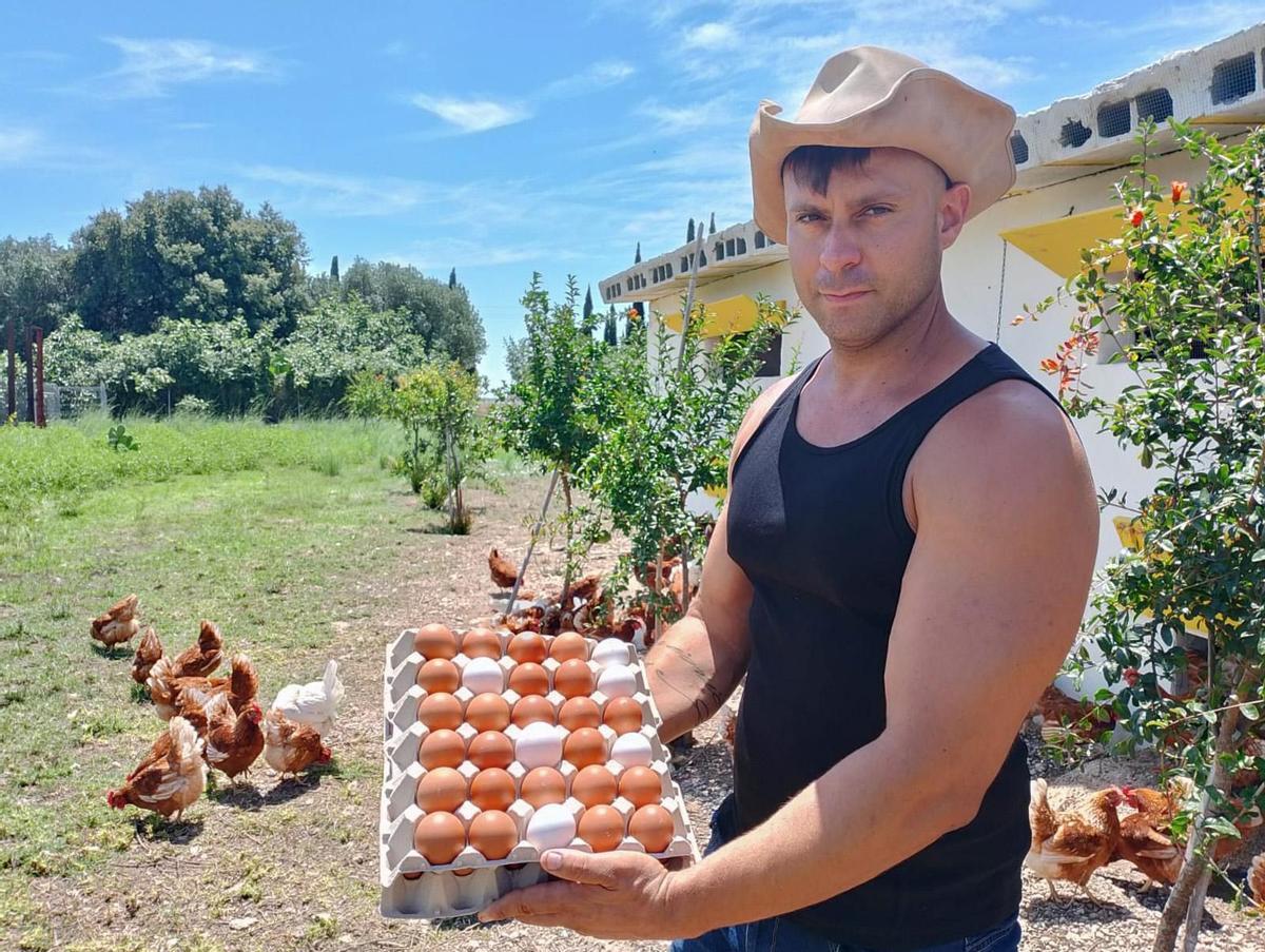 José Manuel Antich muestra los huevos de sus gallinas.