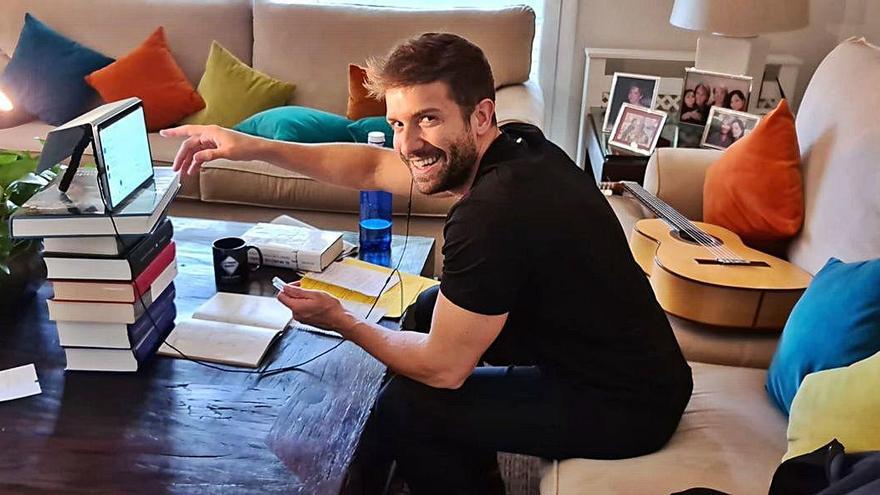 El cantante malagueño Pablo Alborán, ayer en su casa familiar de Benalmádena.