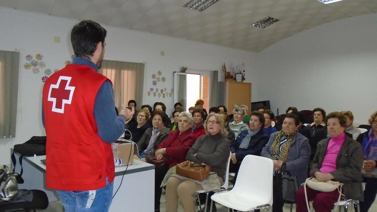 Un voluntario de Cruz Roja Córdoba durante una charla.