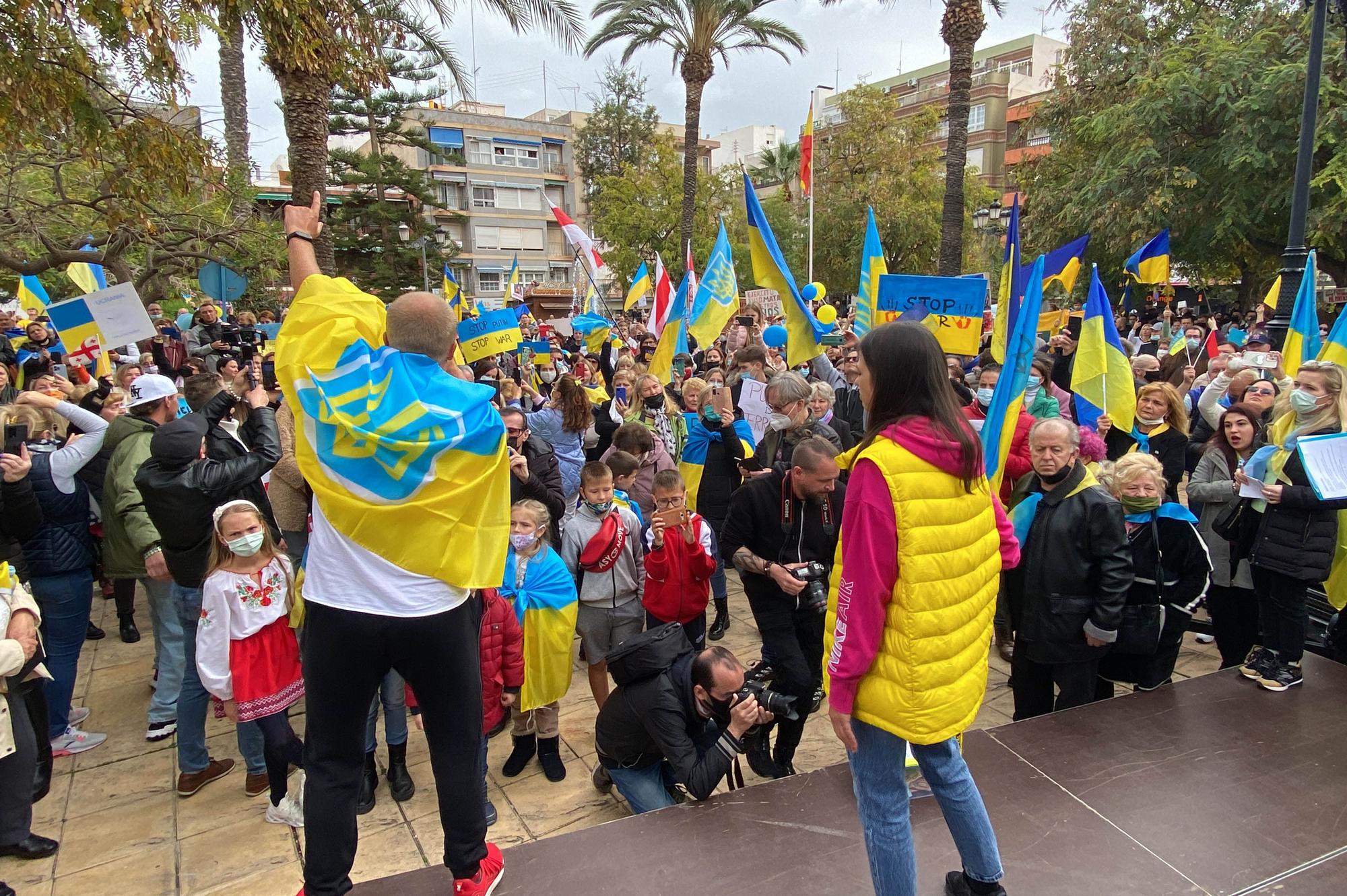 Un millar de personas se manifiesta en Torrevieja contra la invasión de Ucrania