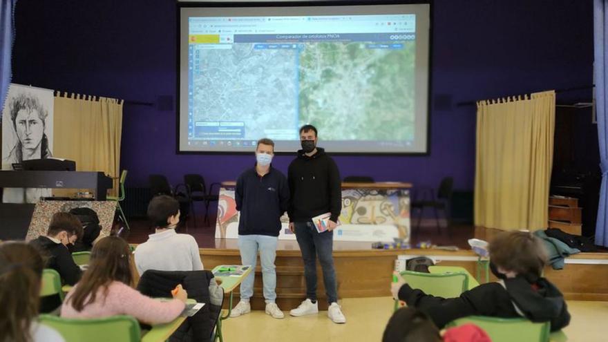 La sesión tuvo lugar en el salón de actos del instituto.