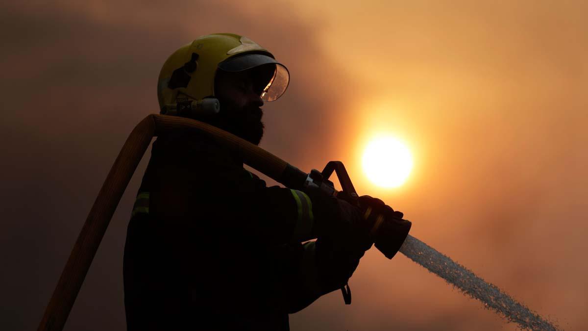 Un bombero trabaja en un incendio declarado en A Coruña.