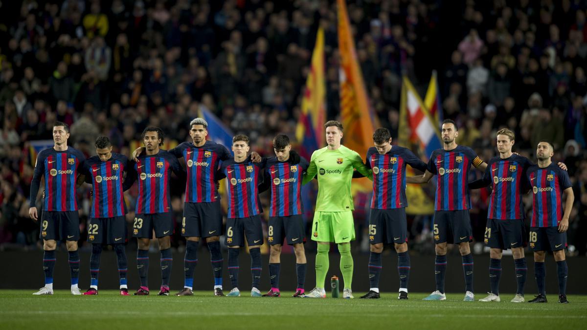 Minuto de silencio en memoria de Josep Maria Espinàs, autor del 'cant del Barça', fallecido hoy a la edad de 95 años.