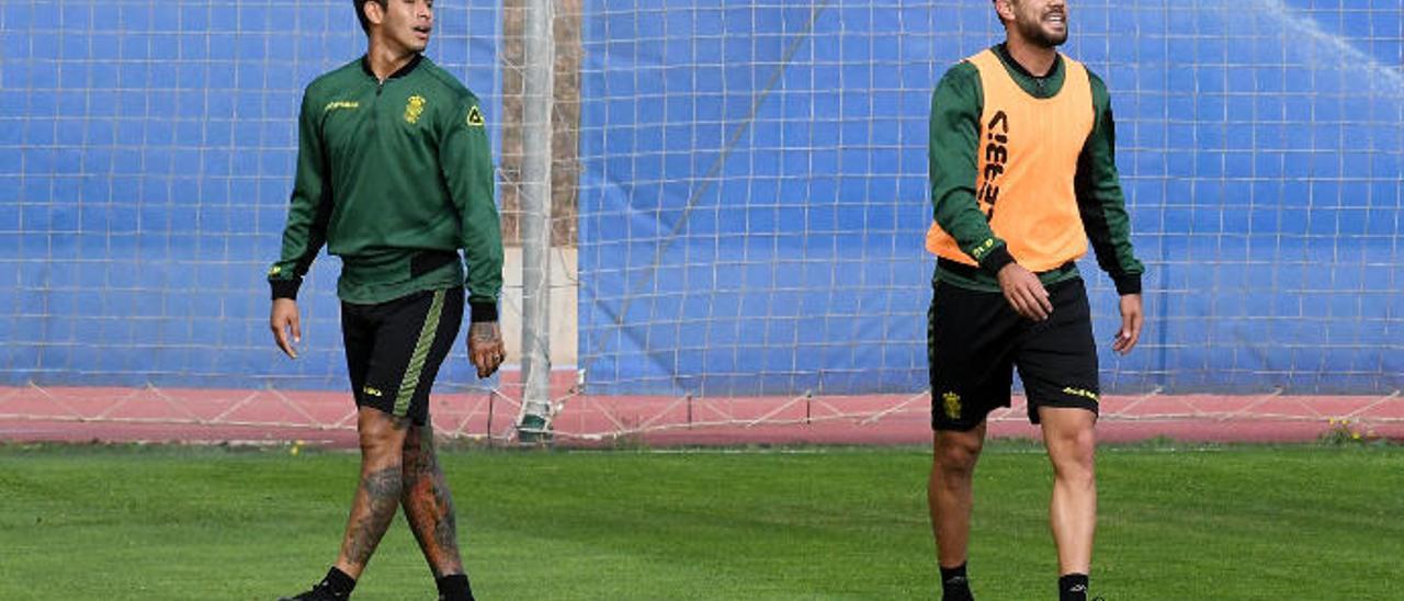 Sergio Araujo (izquierda), junto a Aythami Artiles, durante el entrenamiento del miércoles en El Hornillo.