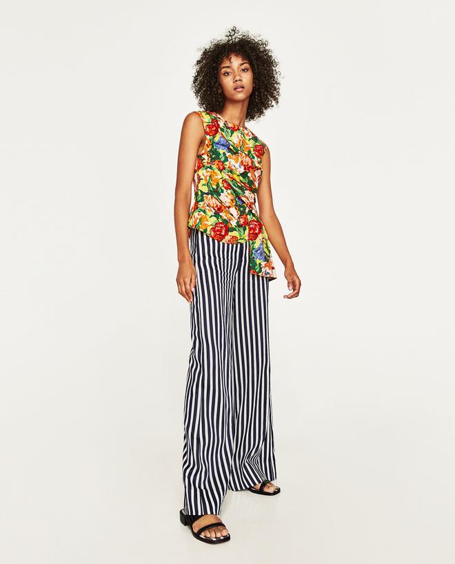 Las combinaciones imposibles de Zara, que terminarás llevando: Cuerpo flores y pantalón de rayas (39,95 euros)