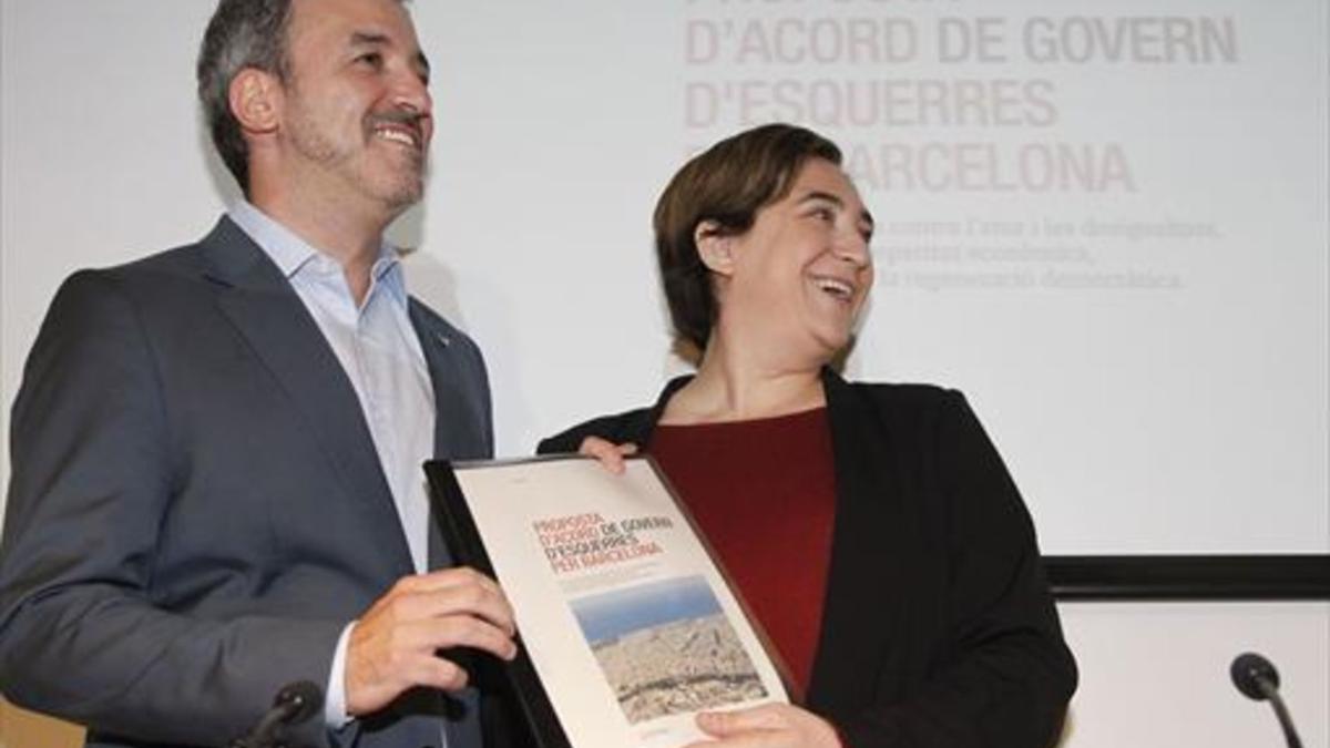 La alcaldesa Ada Colau y el socialista Jaume Collboni sostienen la propuesta de pacto entre BC y PSC en la presentación pública del acuerdo de gobierno, el pasado 13 de mayo.