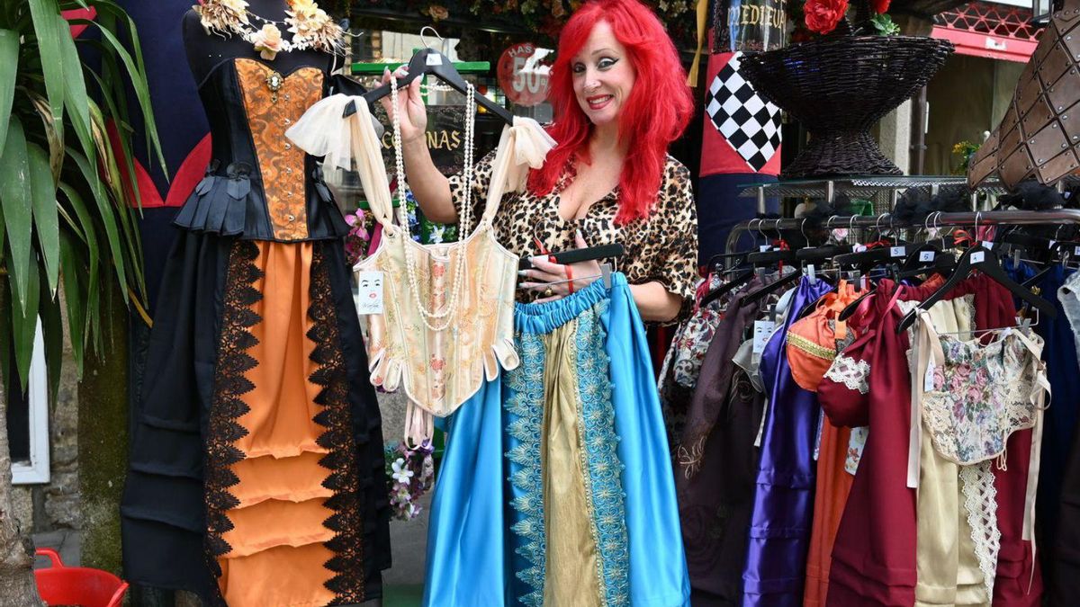 Celeste (Marilyn) con sus diseños confeccionados a mano por Oliva, su costurera.