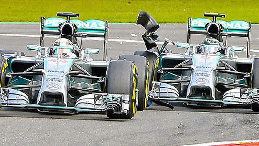 Instante del choque entre Rosberg y Hamilton.