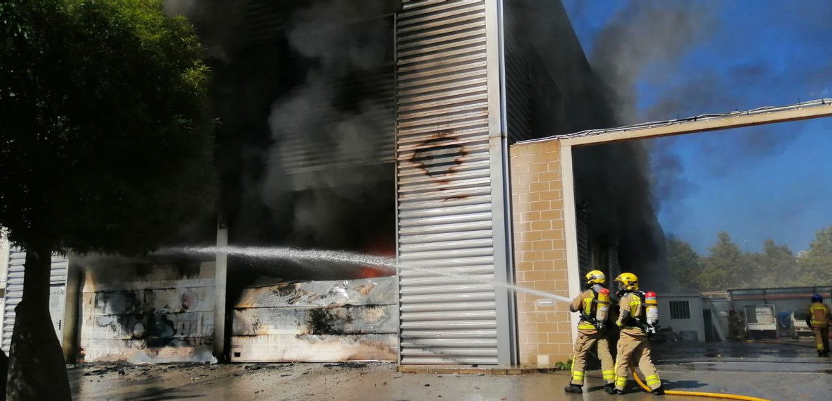 Incendi en una nau industrial de Castelldefels que acull un basar xinès
