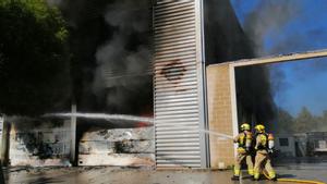 Incendi en una nau industrial de Castelldefels que acull un basar xinès