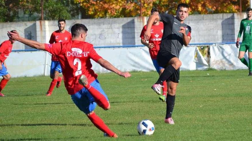 Un avance del CD Benavente en el partido jugado ayer en el Luciano Rubio.