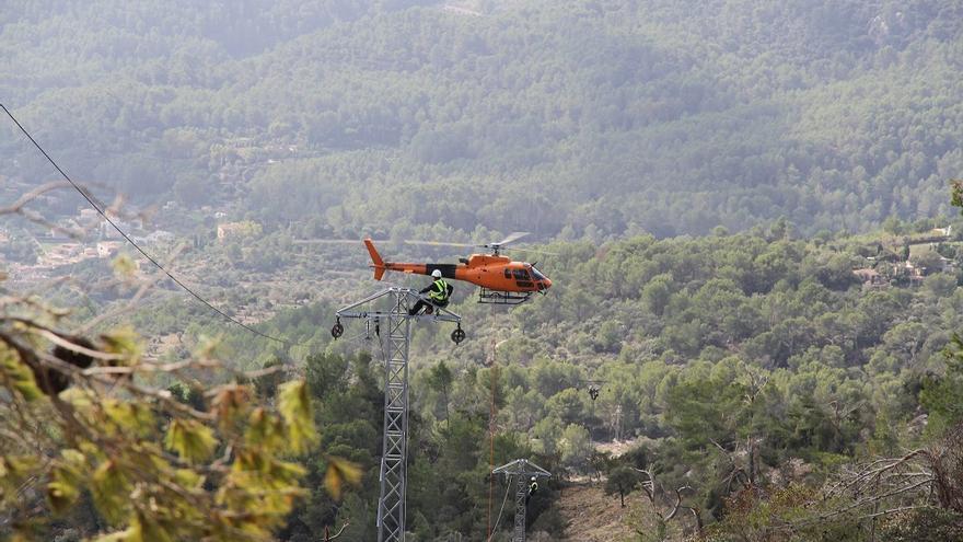 Las dificultades del terreno obligan a Endesa a utilizar helicópteros en algunas actuaciones.