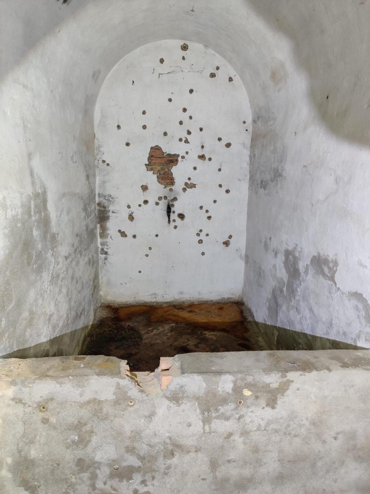 Agujeros de bala en la galería de tiro de la Guerra Civil documentada en la antigua fábrica de borra por los investigadores del libro