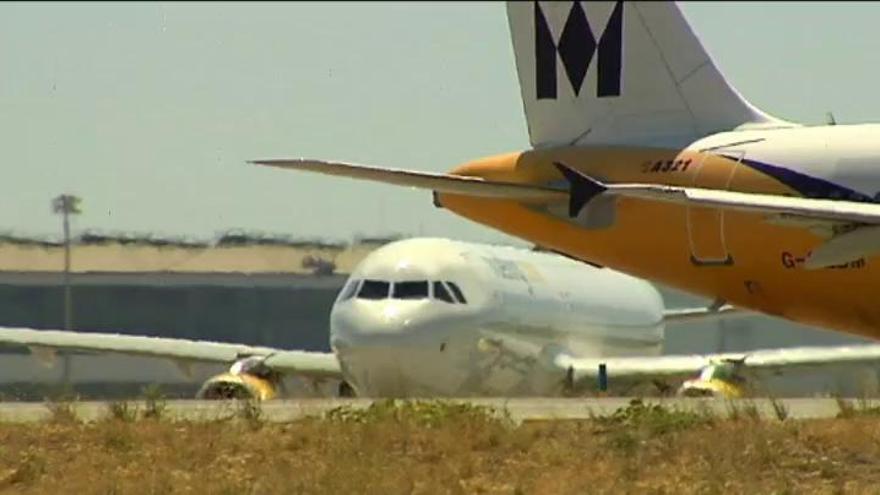 Un policía dispara un arma en el interior un avión sin querer