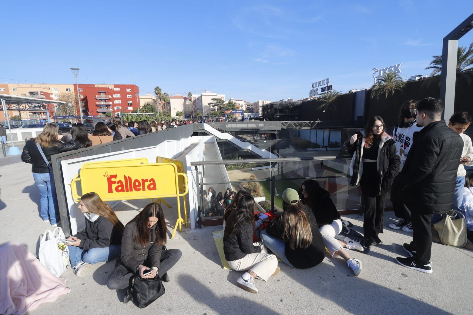 Largas colas para ver a los concursantes de OT en València