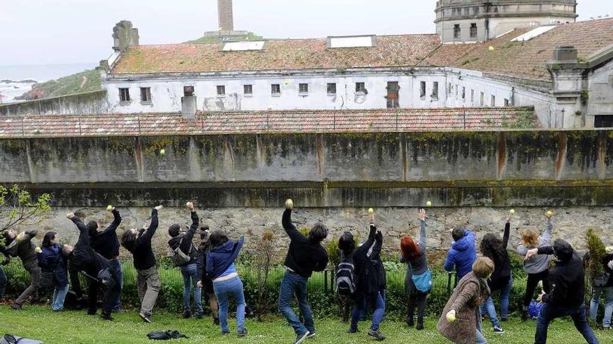 Acción reivindicativa de Proxecto Cárcere, en la que lanzó mensajes a la antigua prisión.