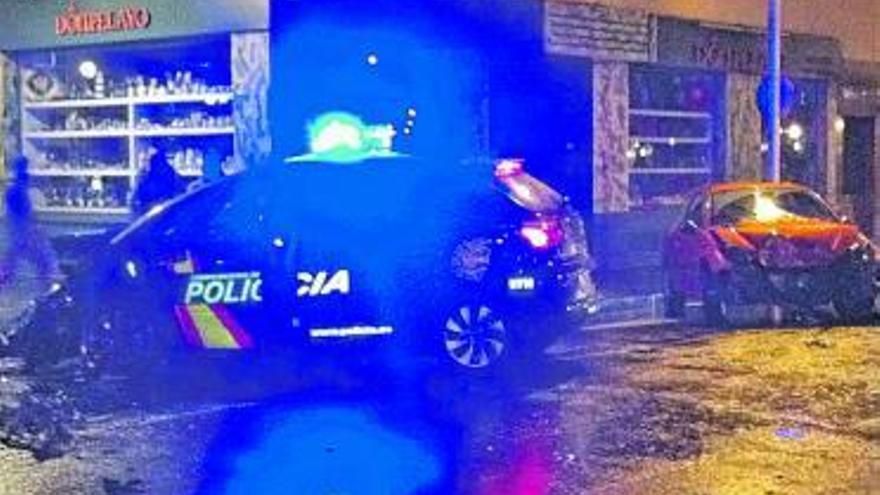 Los dos coches accidentados, en la calle del Muelle de Oriente.