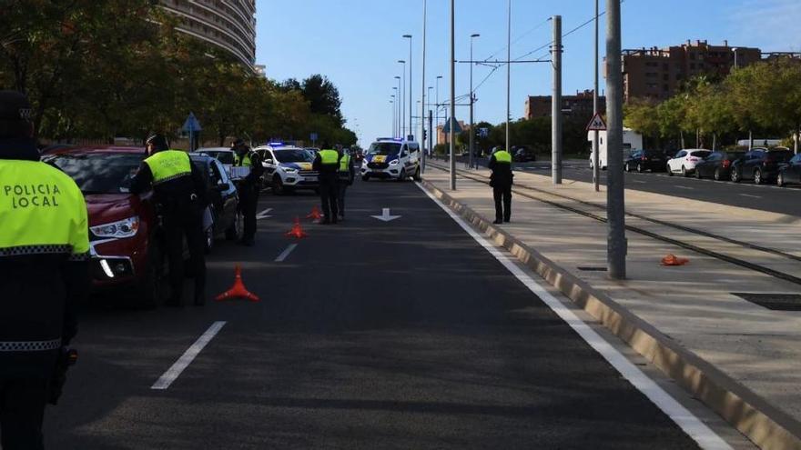 Imagen de uno de los controles de la Policía Local en la playa de San Juan.