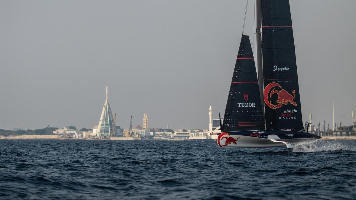 Un barco de la America's Cup en aguas de Arabia Saudí