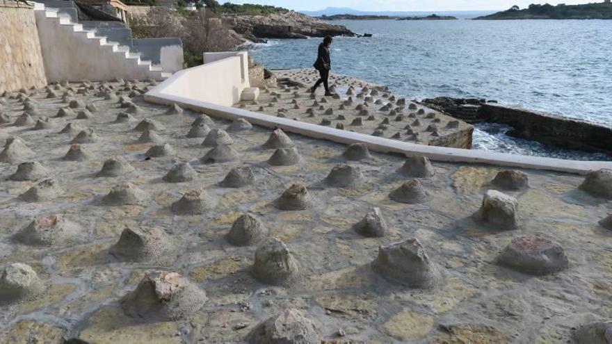 El dueño de una casa colocó estas piedras para ahuyentar a los bañistas.