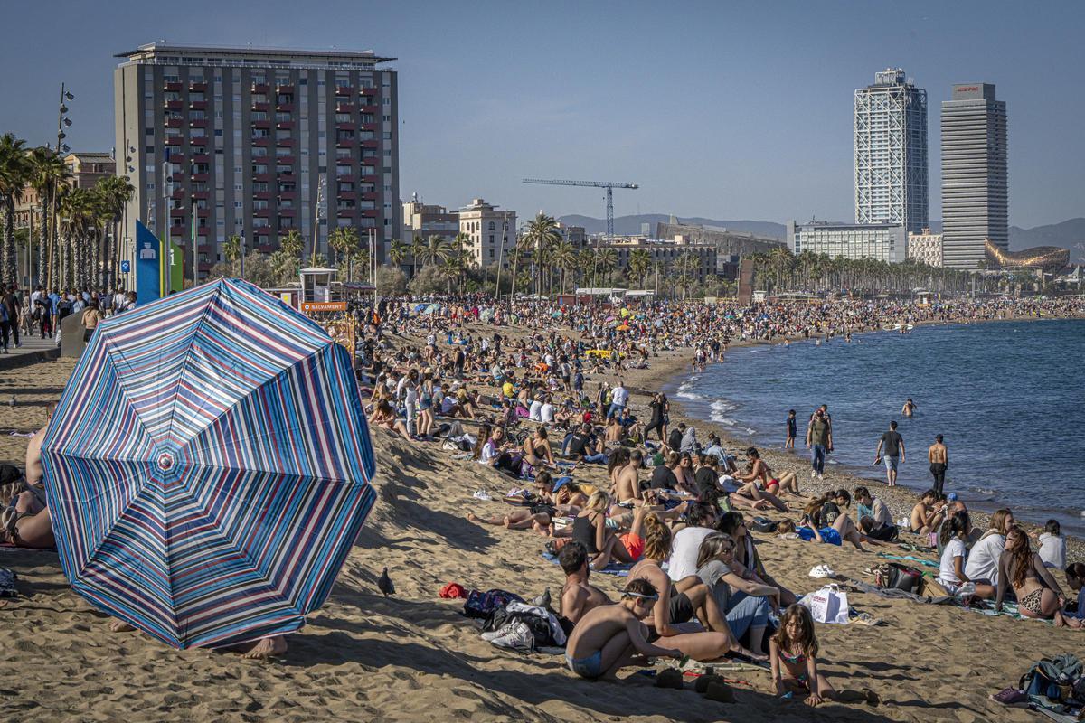 Playa de San Sebastian, San Miquel y la Barceloneta a tope en pleno abril