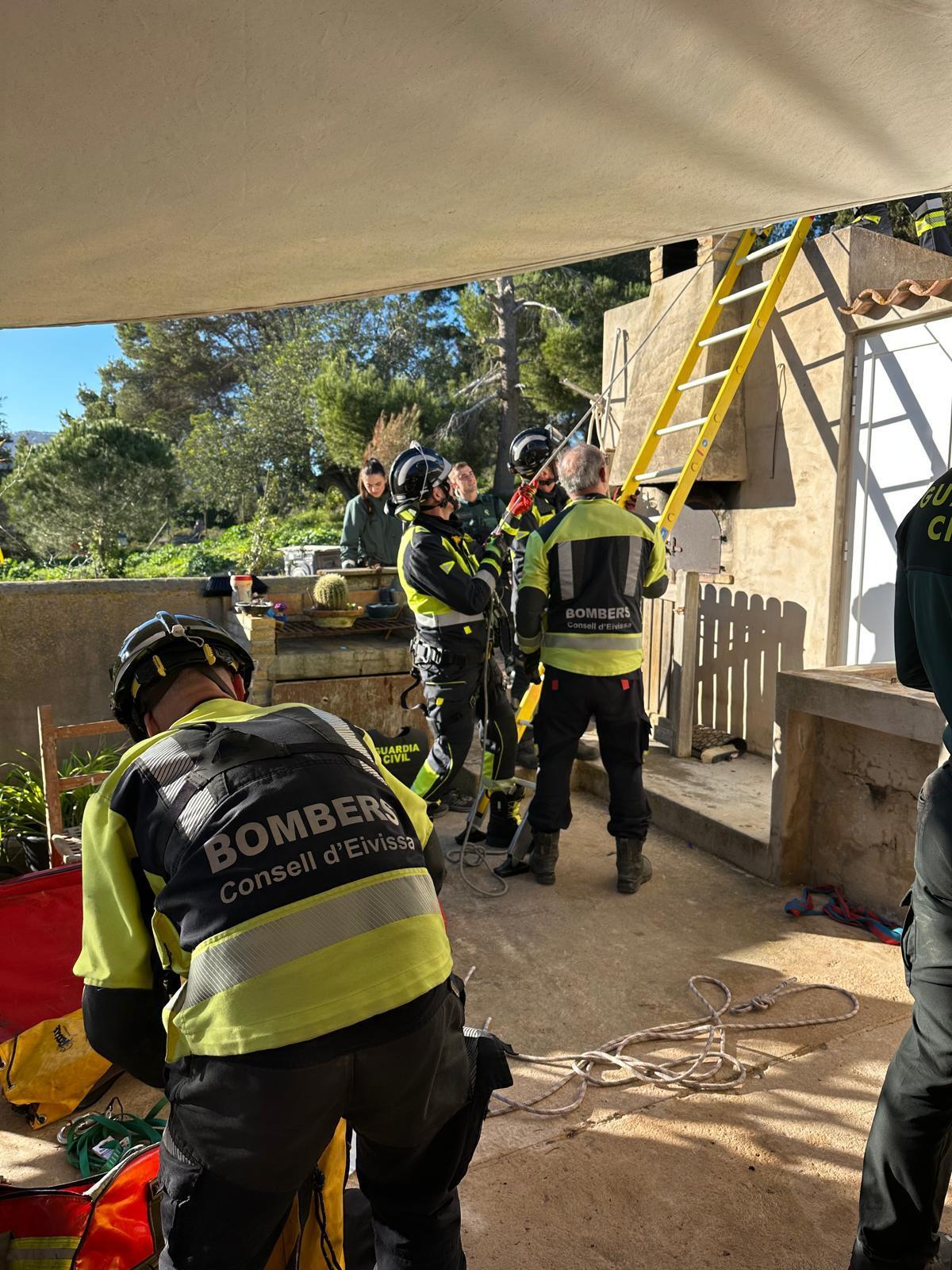 Trabajo de los bomberos en el exterior de la cisterna