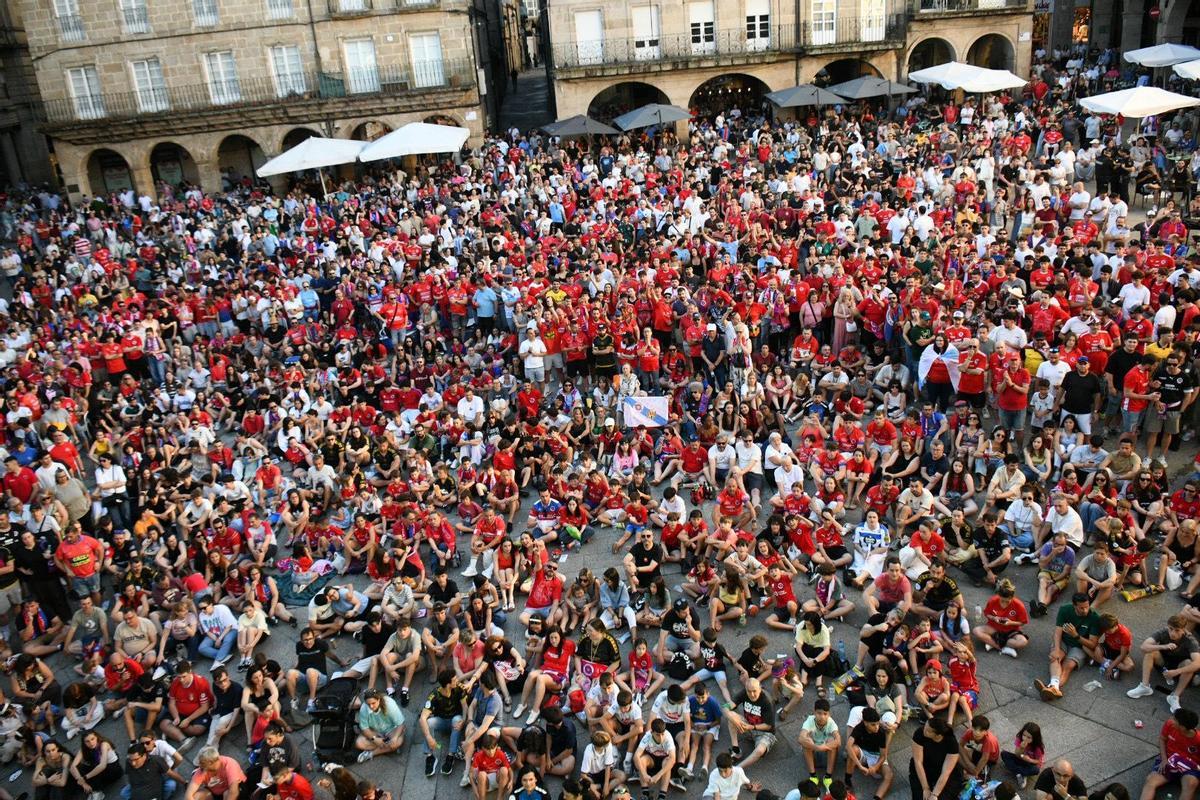 La Praza Maior de Ourense, repleta de aficionados del equipo más representativo de la ciudad.