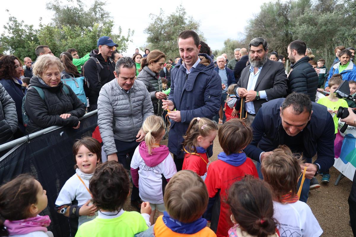 Las autoridades entregaron medallas a los niños y niñas.