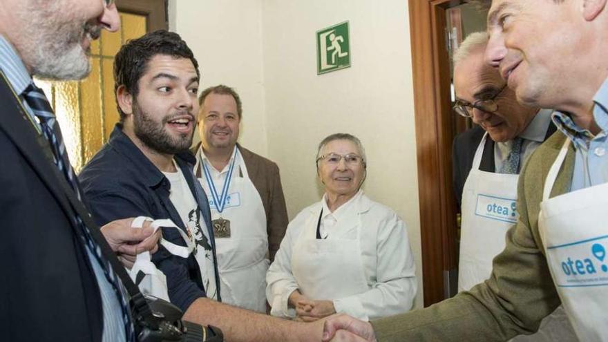 El desarme. Rubén Rosón y José Álvarez Almeida se estrechan las mano ante sor Esperanza; el jefe de prensa de Hostelería, Carlos Cristos; el cofrade Miguel Ángel de Dios; y el presidente de la Cocina, José García Inés.