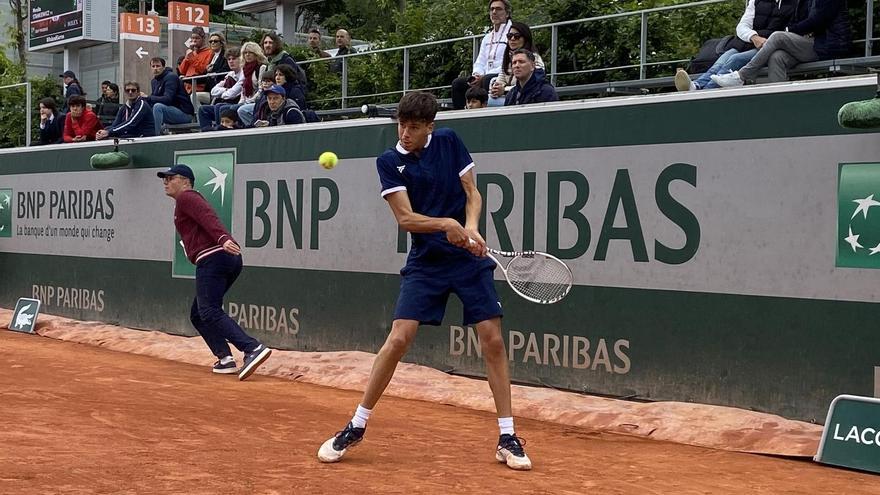 Izan Almazán cae en su estreno en Roland Garros