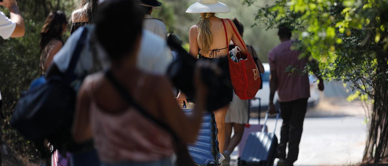 Unos turistas desalojados de Casa Lola, el pasado martes.