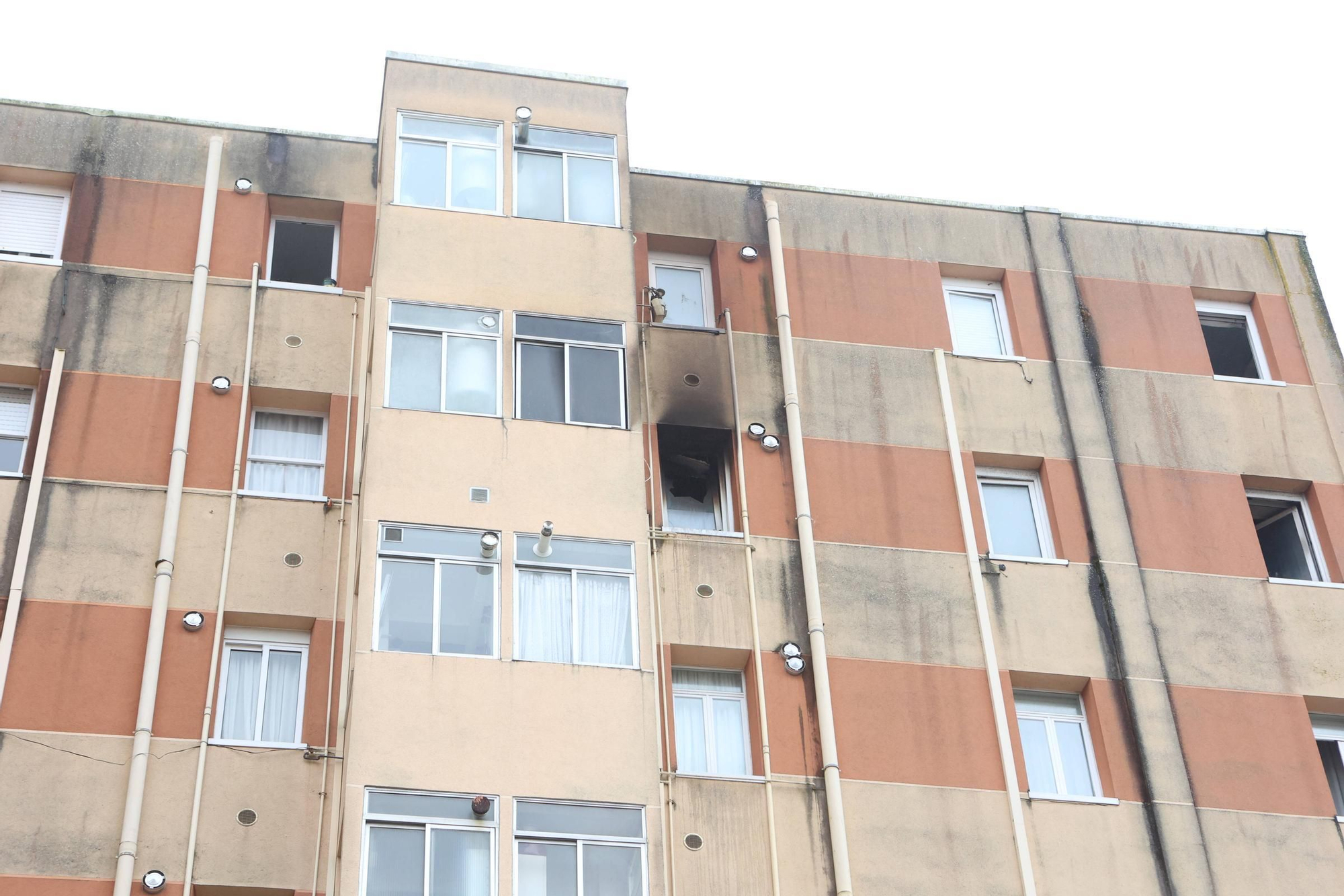 Incendio en un edificio de la calle Camelias
