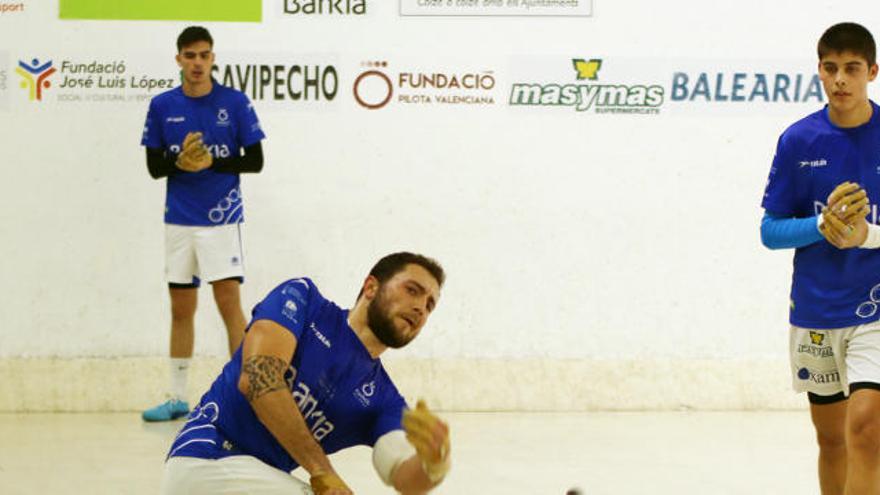 Sanchis colpeja en un moment de la partida disputada ahir al trinquet d&#039;Oliva.