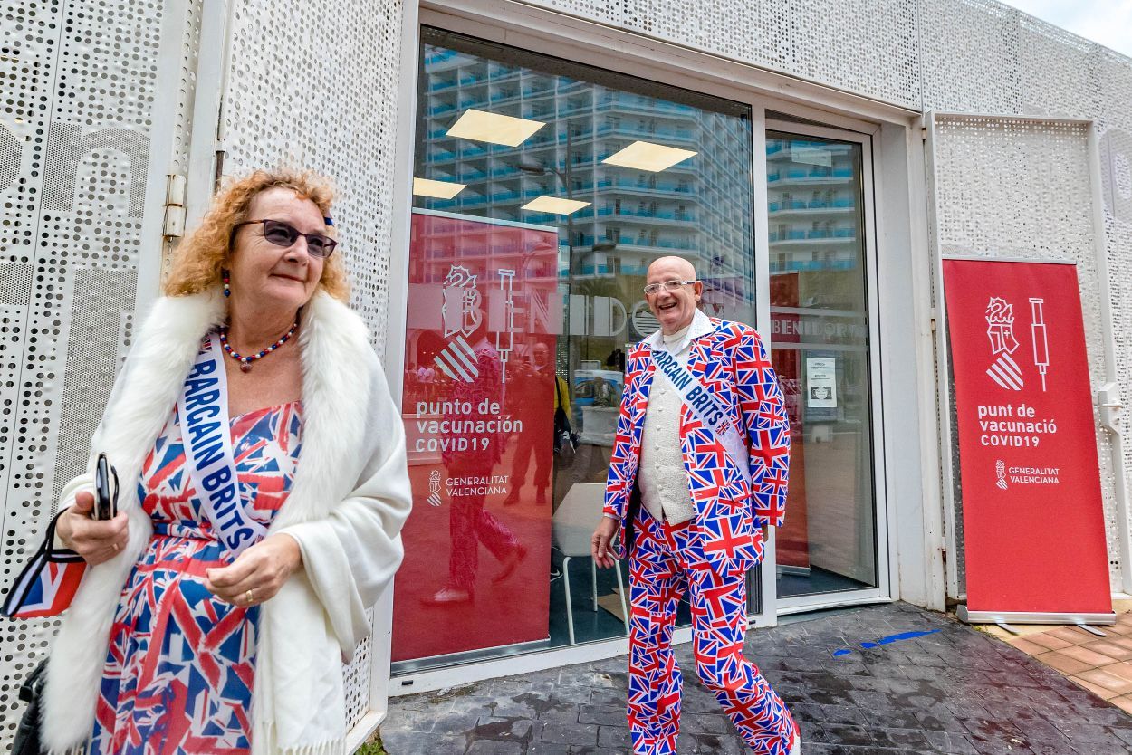 Los británicos desafían a la lluvia y celebran su "Fancy Dress Party" en Benidorm