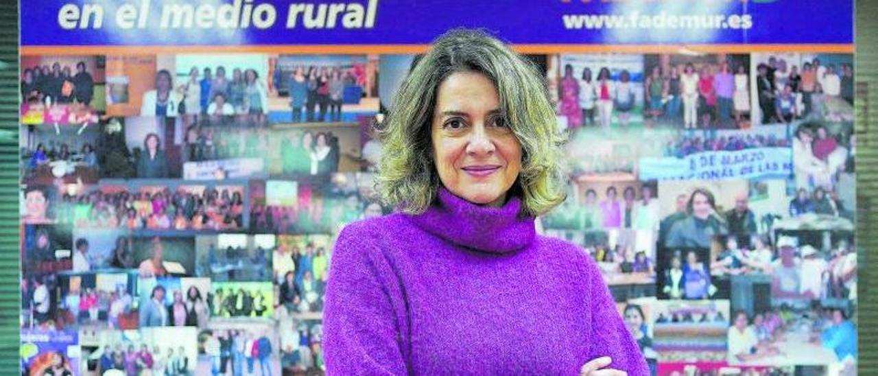 Teresa López posa en la sede de Fademur en Madrid