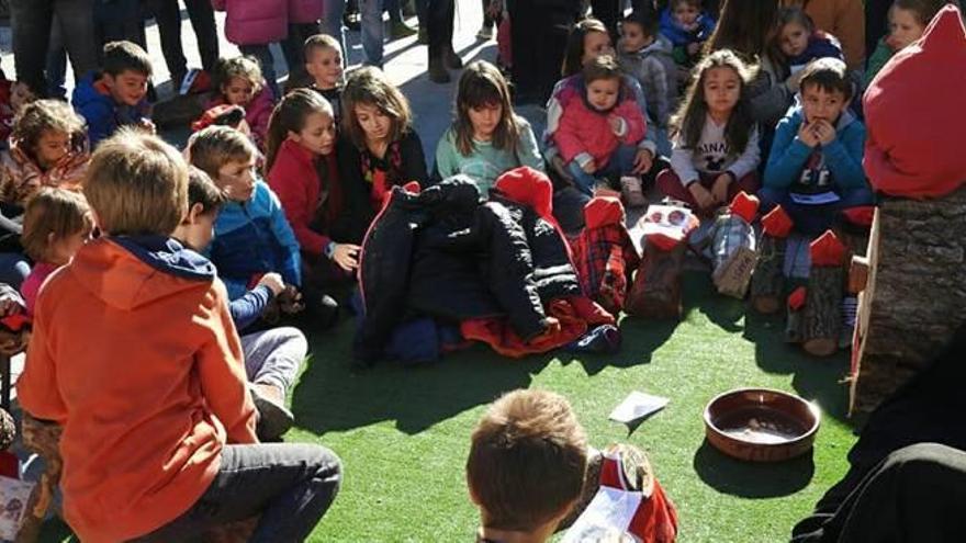 Participants a la festa del tió de l&#039;any passat, a la plaça Primer Compte de Fígols de Sant Jordi