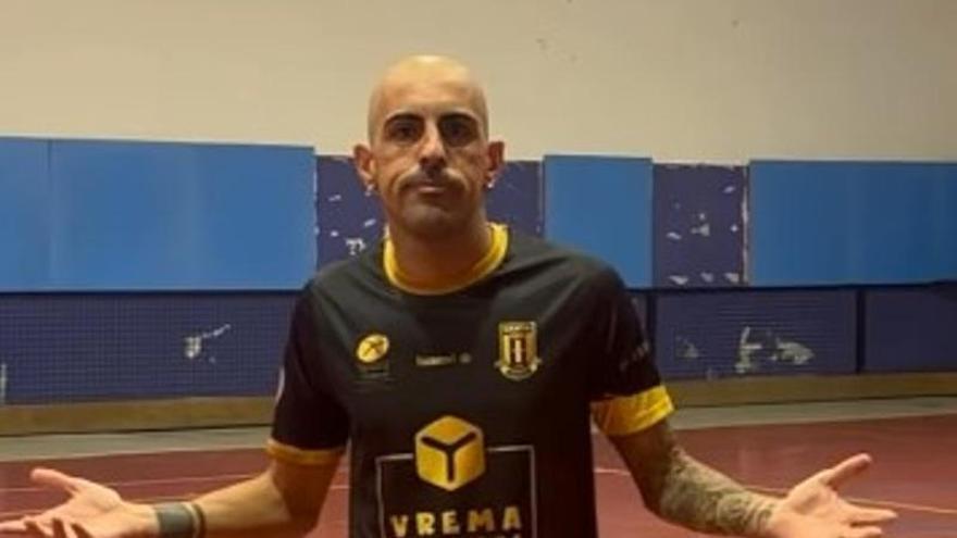 El exsportinguista Carlos Castro se cambia al fútbol sala: este es el nuevo equipo del delantero mierense