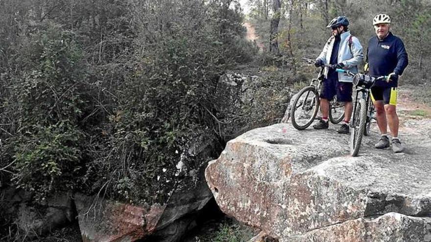 Ciclistes circulant per la ruta de preparació pels entorns de Navàs