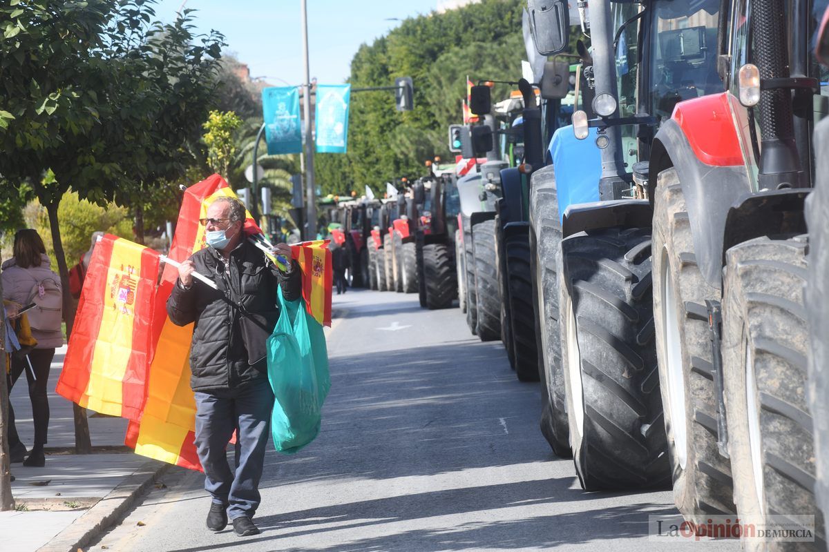 Miles de agricultores y ganaderos toman las calles de Murcia