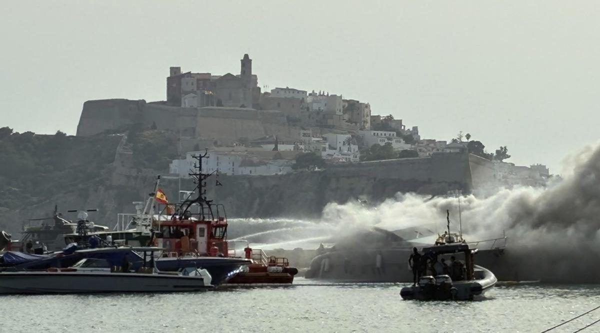 El fuego arrasa y obliga a hundir un yate en el puerto de Ibiza