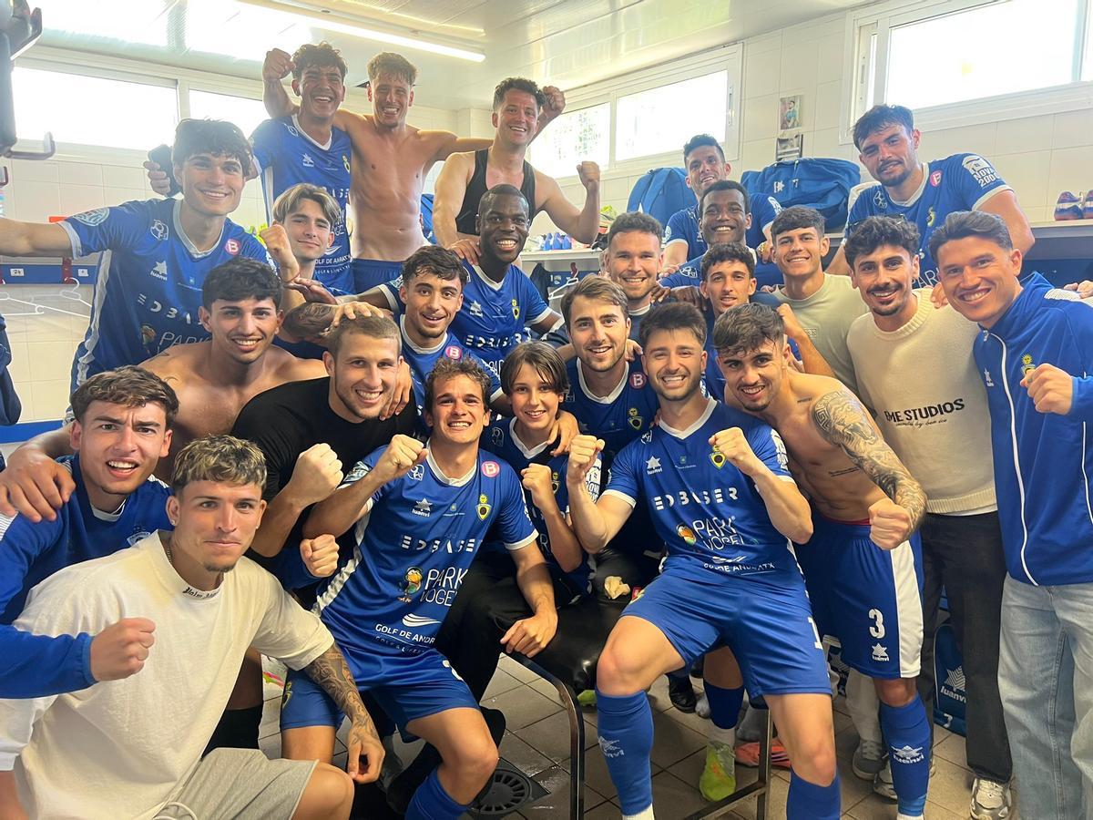 Los futbolistas del Andratx, en el vestuario tras la importante victoria ante el Valencia Mestalla