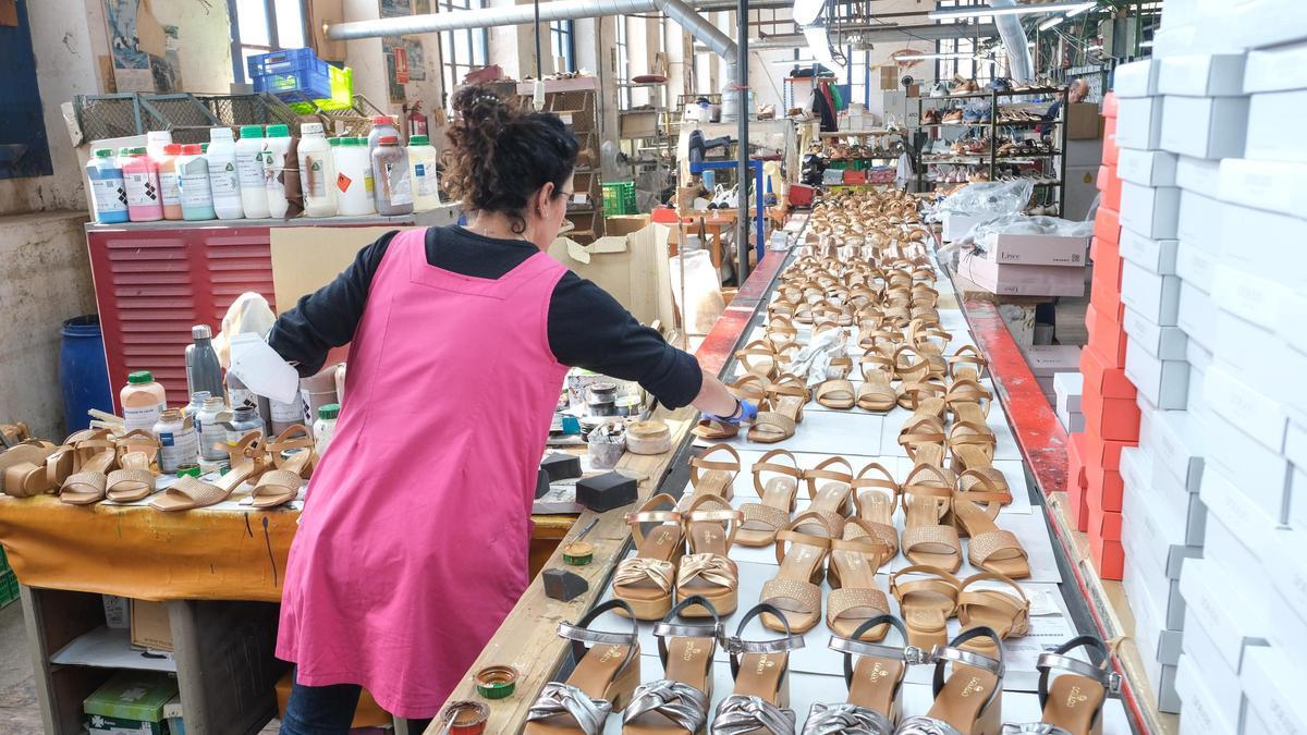 Una empleada de una fábrica de calzado de Elche