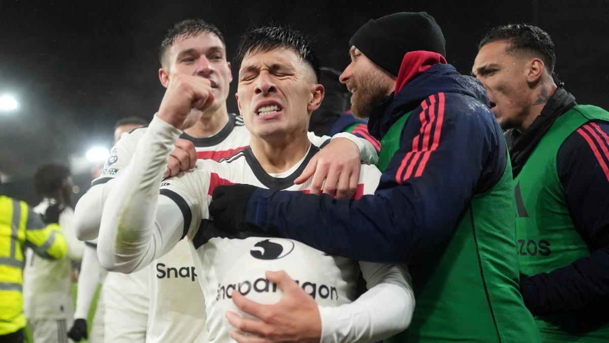 Lisandro Martinez celebra su tanto ante el Liverpool