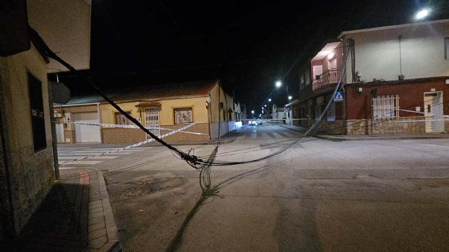 El PP de Orihuela desmiente al PSOE: los cables caídos en El Mudamiento son de telecomunicaciones y no suponen riesgo para los vecinos