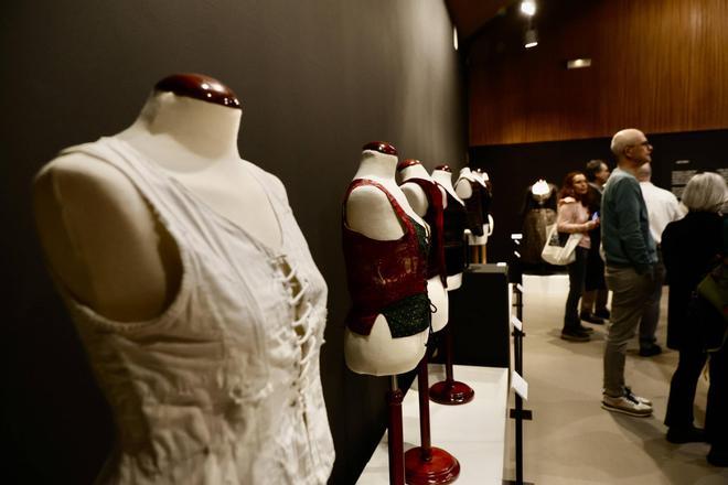 Exposición Indumentaria asturiana: "Corpiños y jubones"