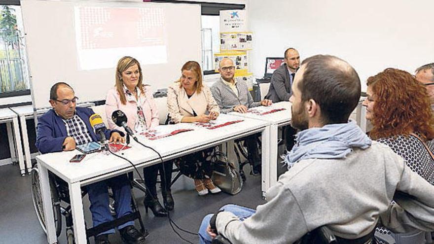 Carmela Silva y los responsables de Cogami, ayer. // R. Grobas