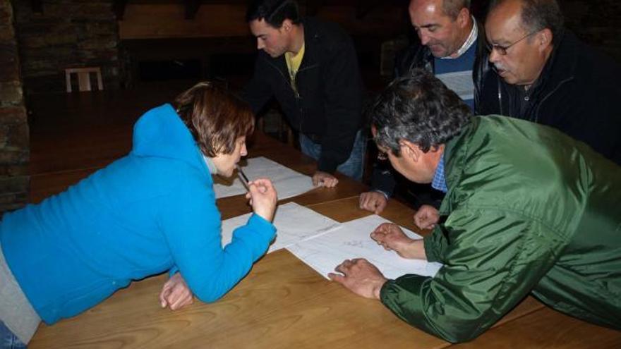 Vecinos, anteayer, analizando los planos del proyecto, en Santa Eulalia.